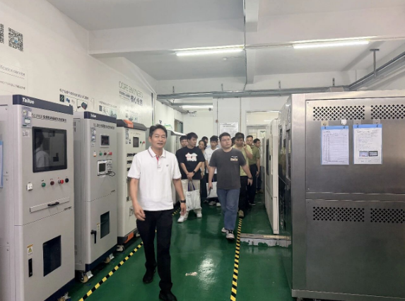 优科检测技术总监王建平先生带领全体参会嘉宾参观优科实验室 优科检测技术总监王建平先生带领全体参会嘉宾参观优科实验室